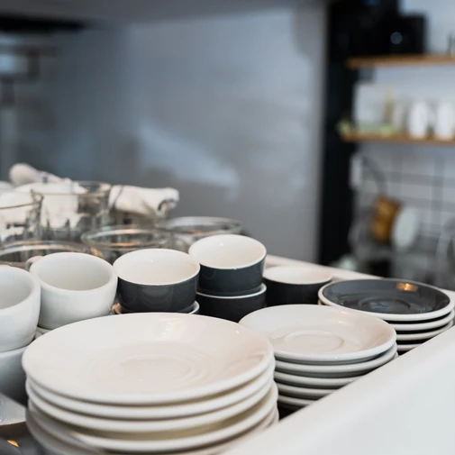 Zmywarka w małym lokalu gastronomicznym – wygoda czy konieczność?
