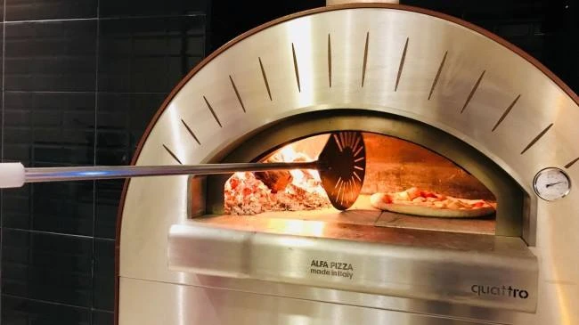Piec do Pizzy opalany drewnem  na podstawie jezdnej | Quattro | ALFA FORNI - Commercial